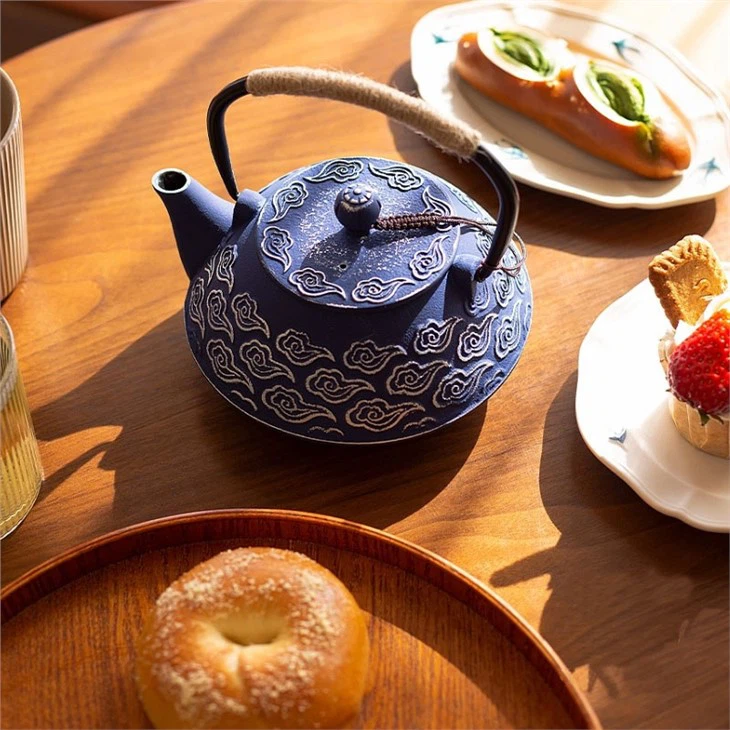 Cast iron Tea Kettle (2)